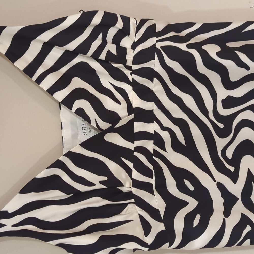 Skirtin Around black and white silk dress size 4 - Picture 2 of 9